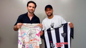 Henrique Muzzi, diretor comercial e de comunicação do Atlético-MG, posa com Neymar - Divulgação
