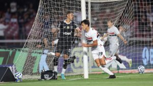 Dinenno comemora o gol que deu a vitória para o São Paulo sobre o Botafogo, no Morumbis - Paulo Pinto / São Paulo