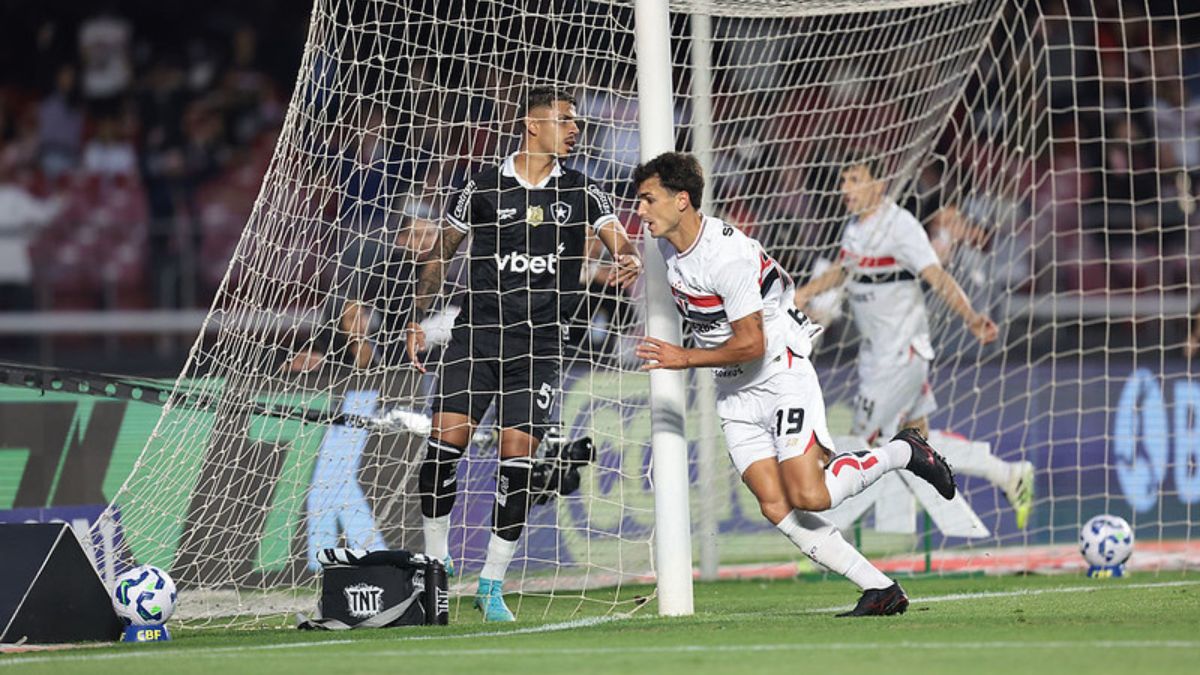 Dinenno comemora o gol que deu a vitória para o São Paulo sobre o Botafogo, no Morumbis - Paulo Pinto / São Paulo