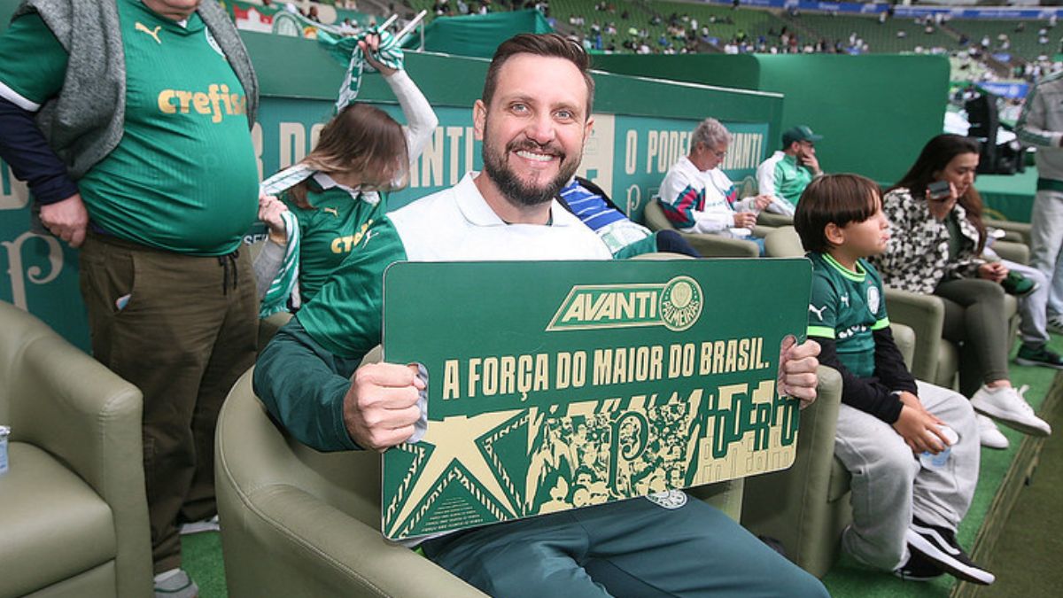 Torcedor do Palmeiras assiste ao jogo com o Ceará em poltrona dentro do campo, em ação Super App do Galo se consolida como plataforma de dados, engajamento e novas receitas Com mais de 700 mil downloads, o aplicativo vem sendo usado como plataforma estratégica pelo clube 11 de setembro de 2025 2 minutos de Leitura Lançado em abril de 2023, o Super App do Galo se consolidou como uma das principais ferramentas de relacionamento digital do Atlético-MG com sua torcida. Com mais de 700 mil downloads, o aplicativo vem sendo usado como plataforma estratégica para geração de dados, criação de novos negócios e aumento da receita fora de campo. Desenvolvido às vésperas da estreia da Arena MRV, o Super App funciona como um ecossistema digital que integra diferentes funcionalidades. Através dele, os torcedores acessam informações do clube, participam de votações, interagem em ações de matchday e podem comprar produtos e serviços dentro e fora do estádio. Atualmente, o aplicativo registra uma média de 180 mil usuários ativos por mês e mais de 43 mil cliques em notificações. De fevereiro a agosto de 2025, foram mais de 11,4 milhões de impressões na plataforma, número que reforça o potencial de engajamento e segmentação da base alvinegra. Além do conteúdo e da experiência para o torcedor, o clube tem utilizado o Super App como uma ferramenta de inteligência de mercado. Com o uso de inteligência artificial e personalização de comunicação, o Atlético consegue segmentar a base de usuários por comportamento, idade e preferências, o que fortalece o valor das ativações comerciais. Palmeirense assiste ao jogo com o Ceará de dentro do campo, em ação Sofá da Minha Casa, feita pelo Avanti - Mauricio Rito / Palmeiras