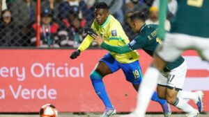 Luiz Henrique tenta passar pela marcação da Bolívia na derrota do Brasil por 1 a 0 - Rafael Ribeiro / CBF