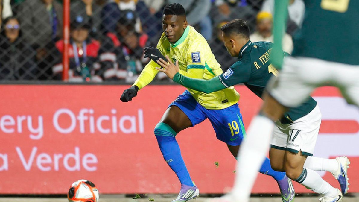 Luiz Henrique tenta passar pela marcação da Bolívia na derrota do Brasil por 1 a 0 - Rafael Ribeiro / CBF