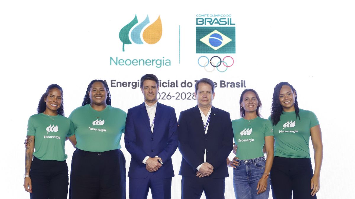 Eduardo Capelastegui (Neoenergia) e Marco Laporta (COB) posam com atletas no COB Expo - Divulgação