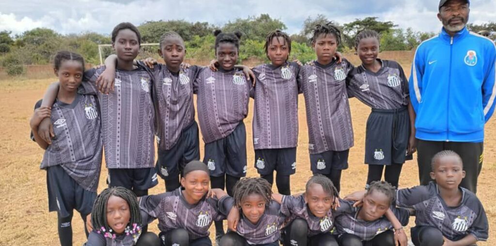 Santos doa uniformes a crianças refugiadas do Malawi, em parceria com ONG Fraternidade sem Fronteiras