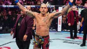 O brasileiro Alex Poatan Pereira comemora a reconquista do cinturão dos meio-pesados após vencer Magomed Ankalaev no UFC 320 - Jeff BottariZuffa LLC