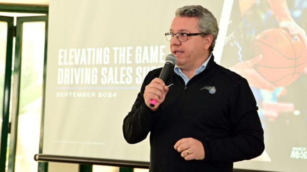 Álvaro Cotta, diretor de marketing da LNB, em apresentação sobre a liga - Divulgação