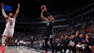 Jalen Wilson, do Brooklyn Nets, arremessa sob a marcação de Tyus Jones, do Phoenix Suns, em jogo da NBA - David L. Nemec/NBAE via Getty Images