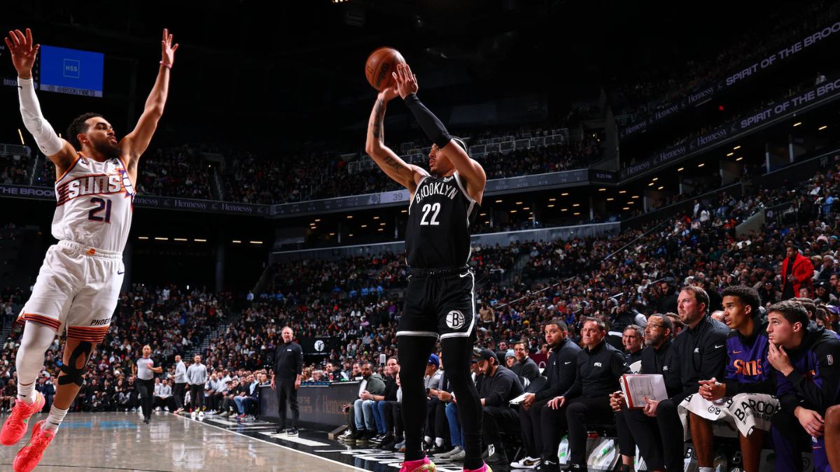 Jalen Wilson, do Brooklyn Nets, arremessa sob a marcação de Tyus Jones, do Phoenix Suns, em jogo da NBA - David L. Nemec/NBAE via Getty Images