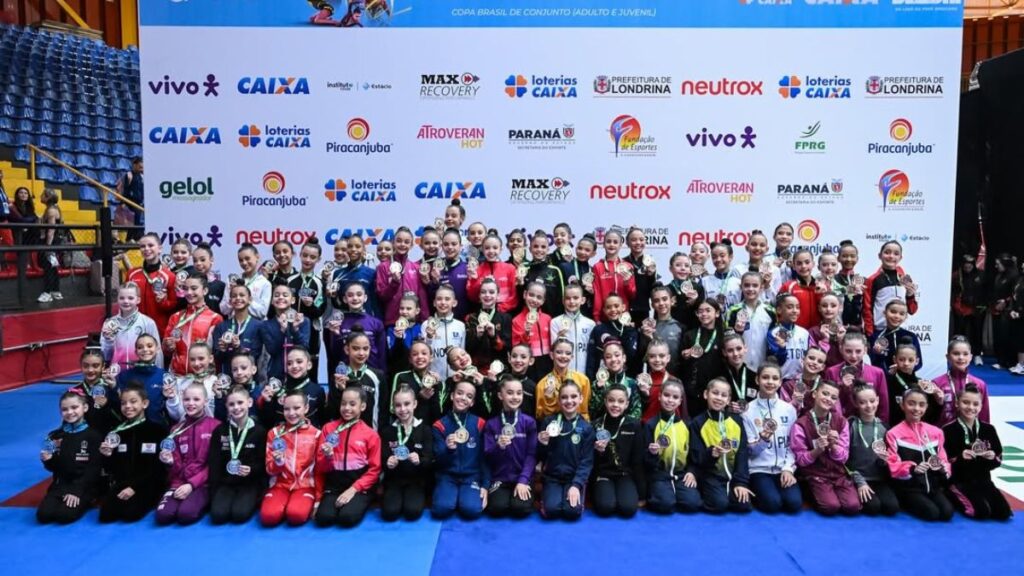 Premiação de campeonato de base em Londrina: backdrop cheio de marcas - Adriano Bissoli/CBG