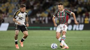 Renê (à dir.) conduz a bola na vitória do Fluminense sobre o Atlético-MG - Lucas Merçon/Fluminense