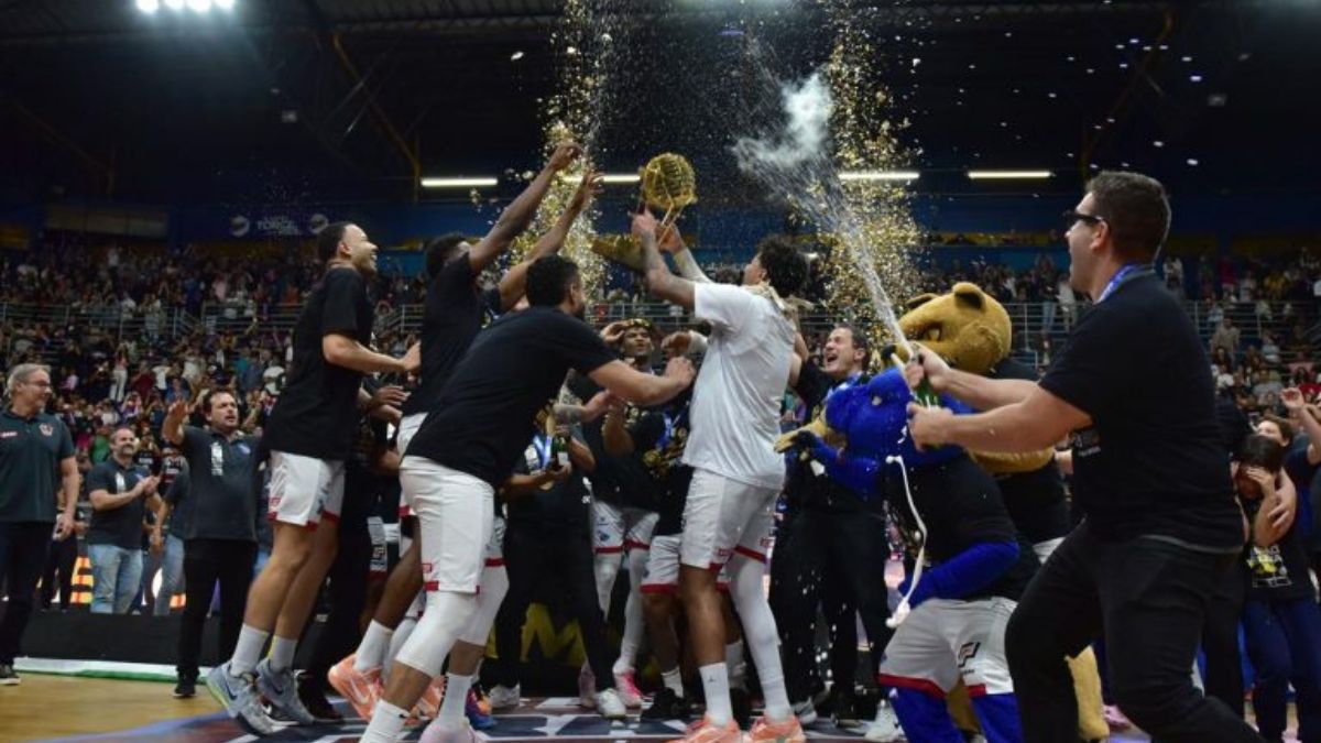 Jogadores do Franca comemoram o título do NBB em 2025 - João Pires/LNB