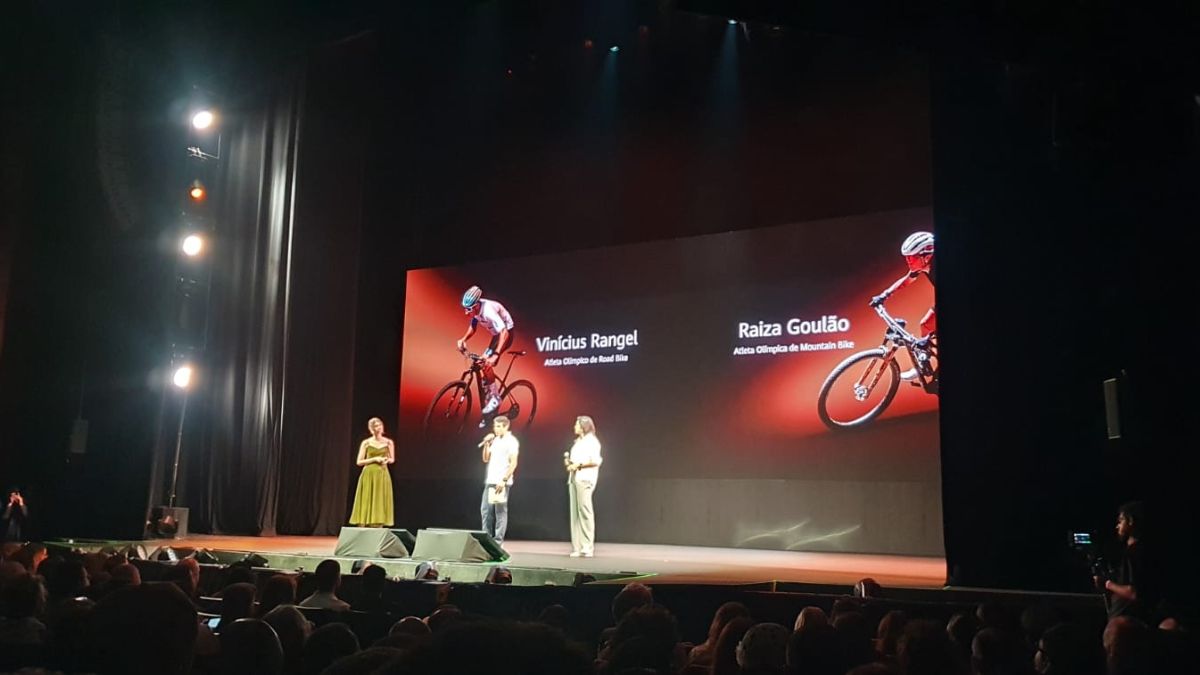 Apresentação dos ciclistas Vinícius Rangel e Raiza Goulão em evento da Huawei - Adalberto Leister Filho/Máquina do Esporte