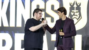 Casimiro Miguel cumprimenta Kaká em evento da Kings League - Divulgação