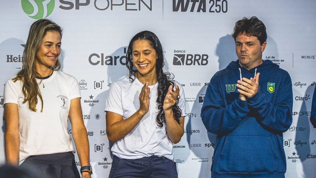 Luiz Peniza (à dir.), capitão do Brasil na  Billie Jean King Cup, durante programa de capacitação de treinadores - Marcelo Leão/CBT
