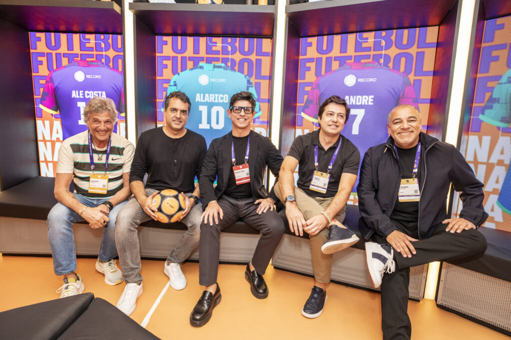 Executivos do marketing e do comercial da Record dentro do stand da empresa no Maximídia - Divulgação