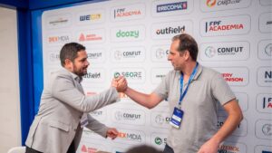 Arthur Lobo, CEO da Confut, cumprimenta Erich Beting, fundador e CEO da Máquina do Esporte - Divulgação
