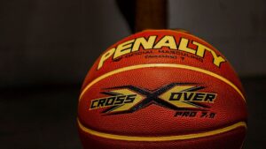 Bola de basquete da Penalty - Divulgação