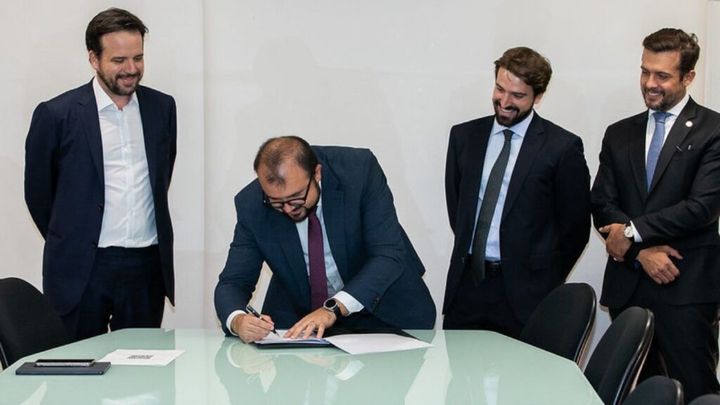 Regis Dudena assina acordo de SPA/MF com Anatel e ANJL - Washington Costa/MF