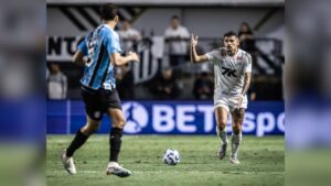 Tiquinho Soares, do Santos, tenta passar pela marcação de Wagner Leonardo, do Grêmio - Raul Baretta/ Santos