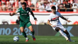 Vitor Roque (à esq.), do Palmeiras, tenta passar por marcação do São Paulo durante clássico no Morumbis - Cesar Greco/Palmeiras