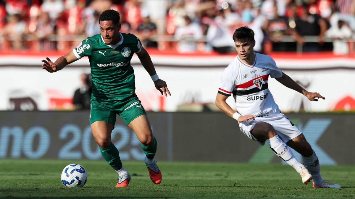Vitor Roque (à esq.), do Palmeiras, tenta passar por marcação do São Paulo durante clássico no Morumbis - Cesar Greco/Palmeiras