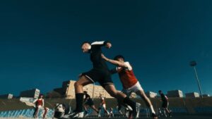 Frame de propaganda da Under Armour com futebol - Reprodução