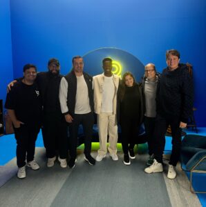 Executivos da Lean e o atacante Vini Jr., do Real Madrid - Divulgação