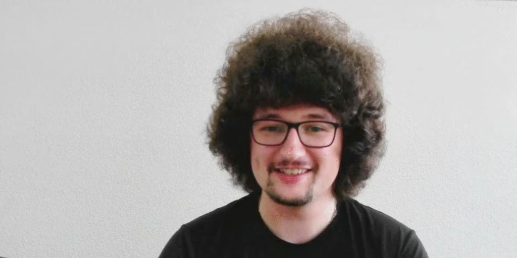 A promessa de não cortar o cabelo e o poder da autenticidade e das interações no universo do futebol