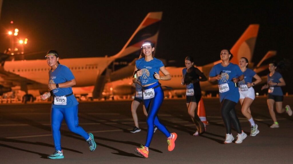 Corredores passam ao lado de aviões na etapa do aeroporto de Goiânia - Divulgação
