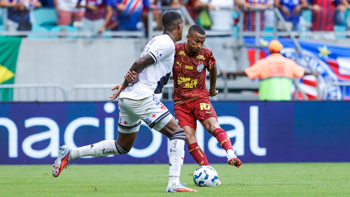 Erick Pulga, autor do gol da vitória do Bahia, tenta superar a marcação do Vasco - Rafael Rodrigues/Bahia