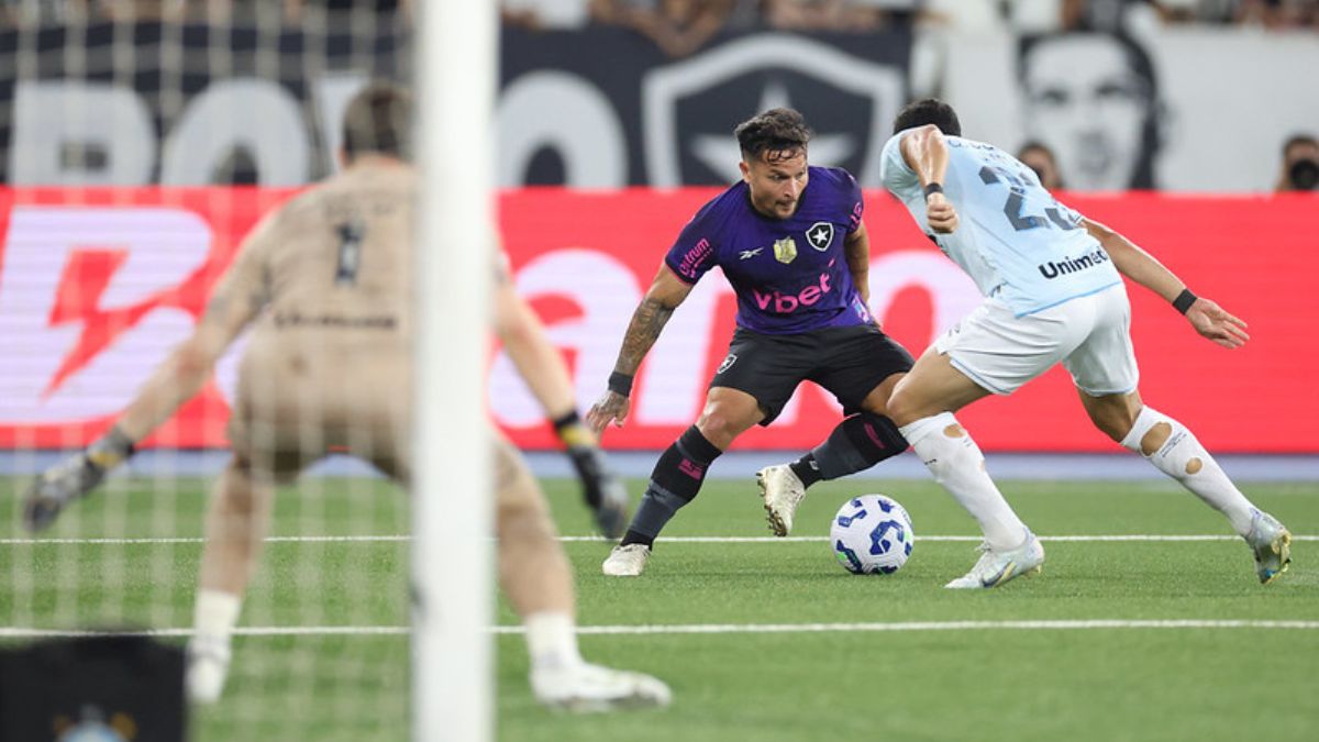 Artur, do Botafogo, tenta passar pela marcação de Marlon, do Grêmio - Vítor Silva/Botafogo