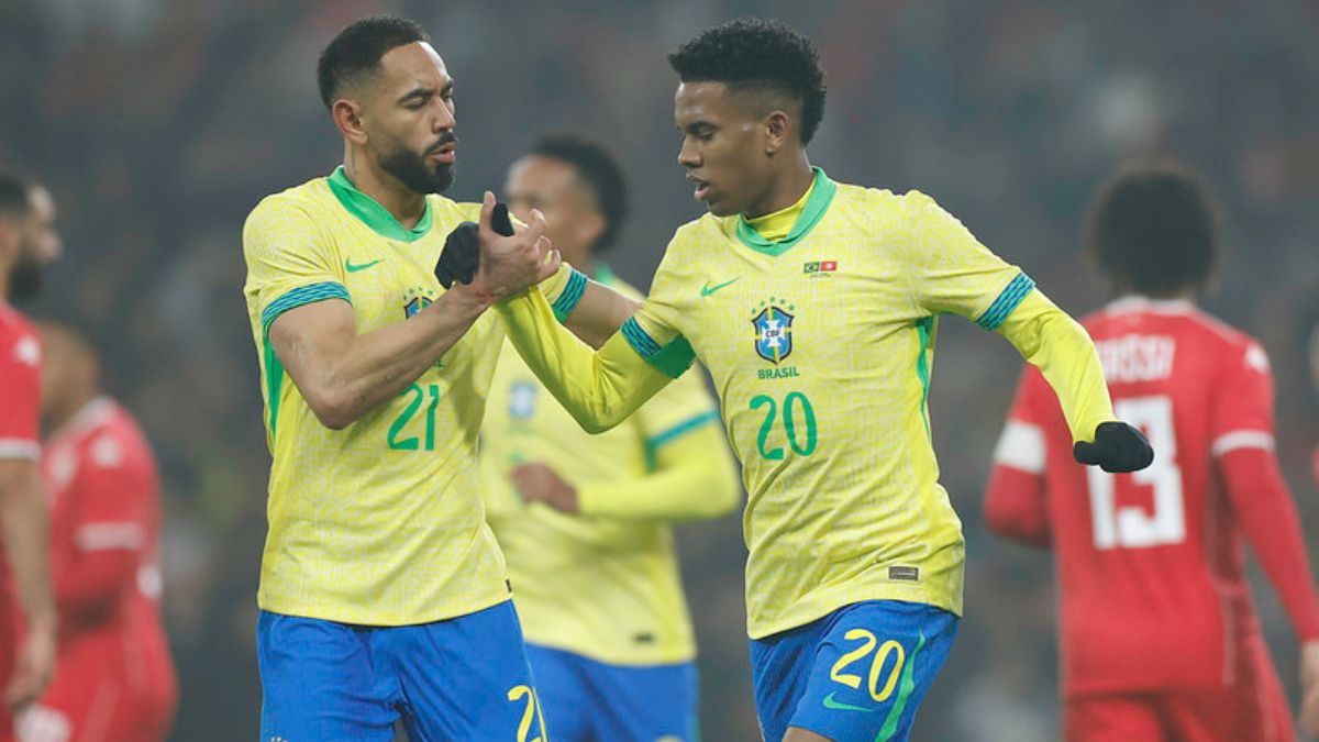 Matheus Cunha cumprimenta Estêvão durante empate entre Brasil e Tunísia - Rafael Ribeiro / CBF