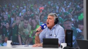 Cleber Machado durante transmissão da Record - Duvlgação