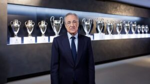 Florentino Pérez, presidente do Real Madrid, na sala de troféus do clube - Divulgação