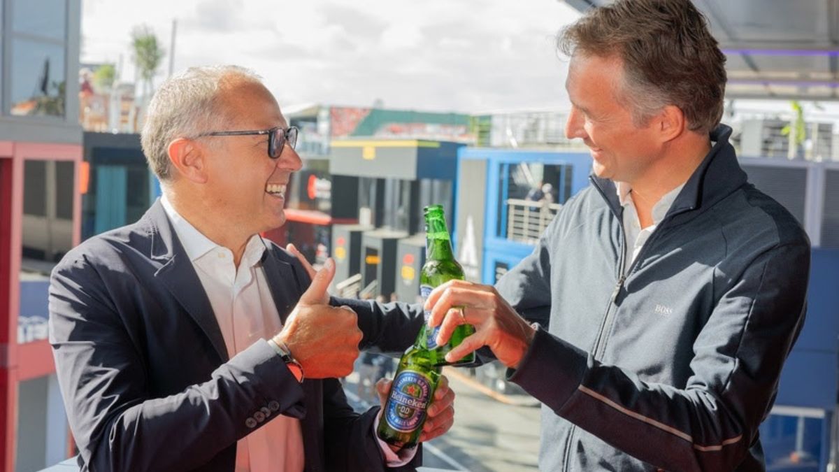 Stefano Domenicali, da Fórmula 1, brinda com Dolf van den Brink, da Heineken - Divulgação