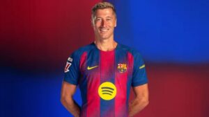 Robert Lewandowski posa com a camisa do Barcelona para a temporada 2025/2026 - Divulgação