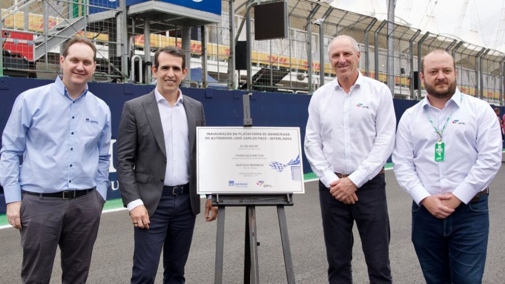 Pedro Torres e Gustavo Werneck, da Gerdau, com Alan Adler e Francisco Mattos, da organização do GP São Paulo de F1 - Divulgação