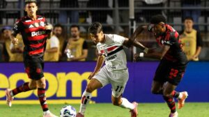 Ferreirinha tenta passar por Emerson Royal no empate entre São Paulo e Flamengo - Rubens Chiri/São Paulo