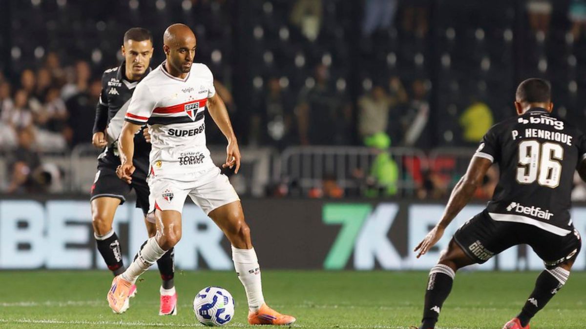 Lucas Moura tenta passar pela marcação do Vasco na vitória do São Paulo, pelo Brasileirão - Rubens Chiri/São Paulo