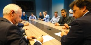 Vilson Hermes, presidente do Grupo Dass, assina o contrato ao lado de Alberto Guerra, presidente do Grêmio - Rodrigo Fatturi / Grêmio