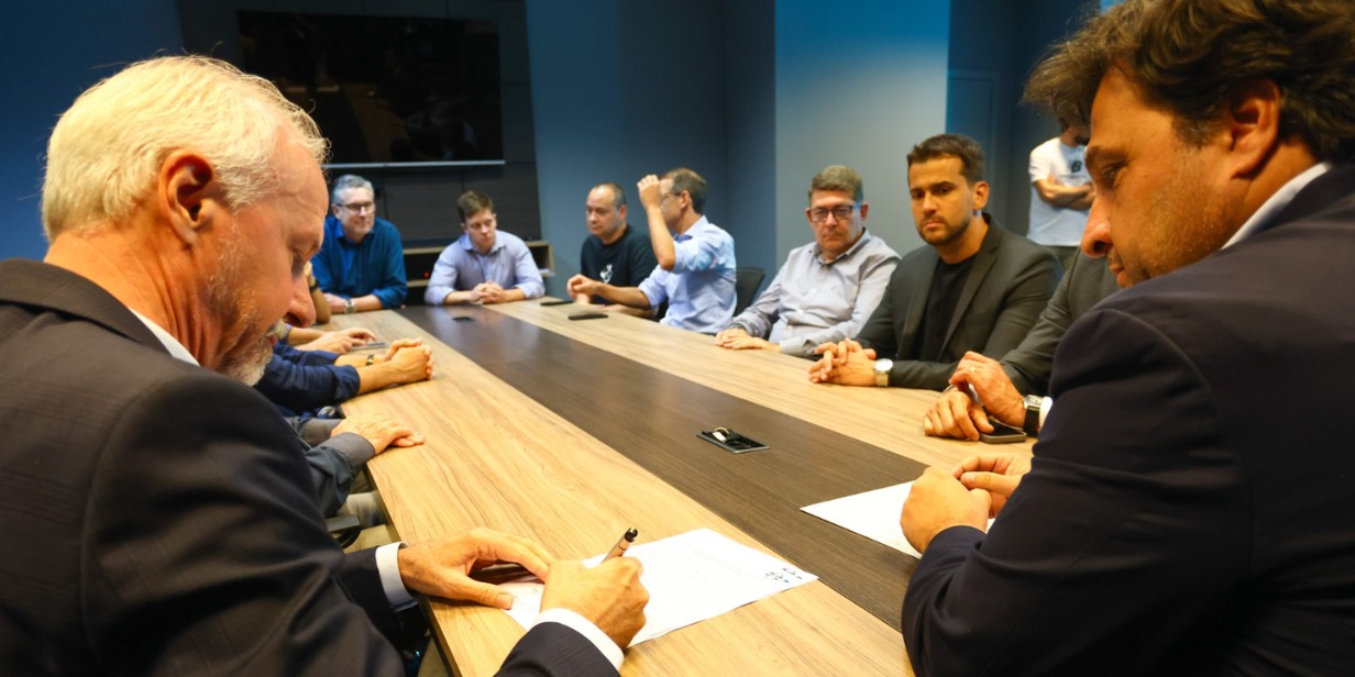 Vilson Hermes, presidente do Grupo Dass, assina o contrato ao lado de Alberto Guerra, presidente do Grêmio - Rodrigo Fatturi / Grêmio