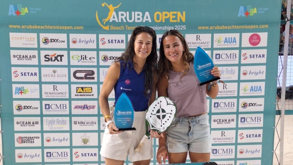 A dupla feminina campeã, formada pelas brasileiras Sophia Chow e Vitoria Marchezini - Divulgação