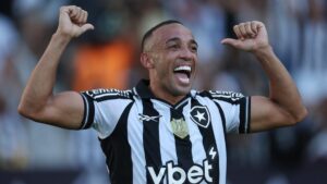 O zagueiro Marçal festeja o terceiro gol do Botafogo na vitória sobre o Fortaleza - Vitor Silva/Botafogo