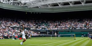 Carlos Alcaraz saca durante jogo em Wimbledon 2024 - Divulgação/Rolex