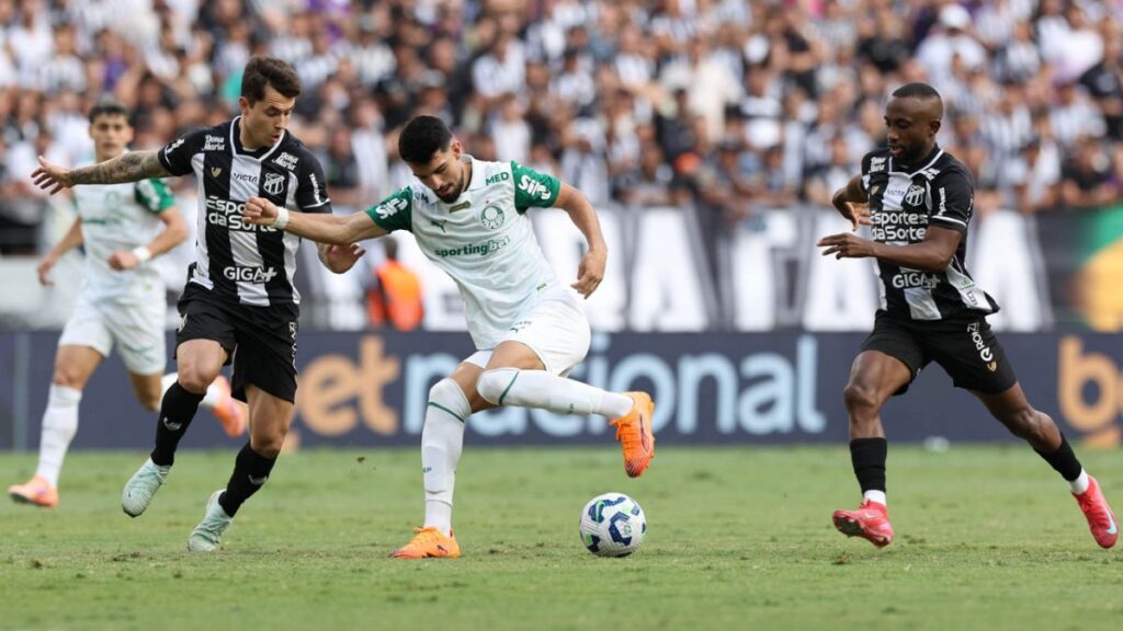 Flaco López tenta passar pela marcação do Ceará na vitória do Palmeiras - Cesar Greco/Palmeiras