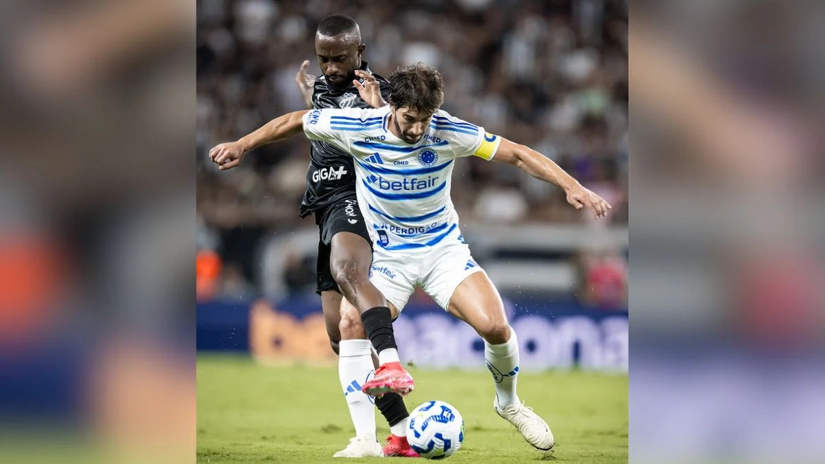 Lucas Silva, do Cruzeiro, tenta passar pela marcação do Ceará no empate em Fortaleza - Samuel Andrade/Cruzeiro