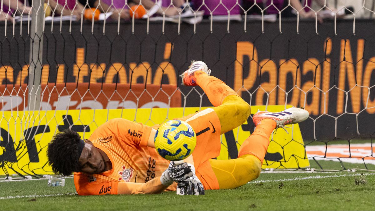O goleiro Hugo Souza defende cobrança durante disputa de pênalti contra o Cruzeiro - Rodrigo Coca/Agência Corinthians