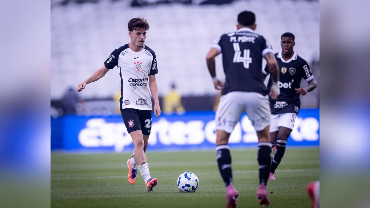 Breno Bidon, do Corinthians, tenta passar pela marcação de Barría e Mateo Ponte, do Botafogo - Rodrigo Coca/Agência Corinthians