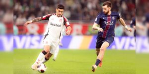 Arrascaeta, do Flamengo, tenta passar pela marcação do PSG - Adriano Fontes/Flamengo