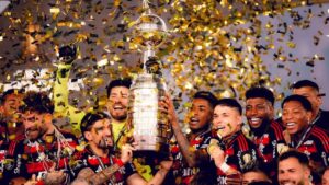 Jogadores do Flamengo erguem a taça da Libertadores - Adriano Fontes/Flamengo
